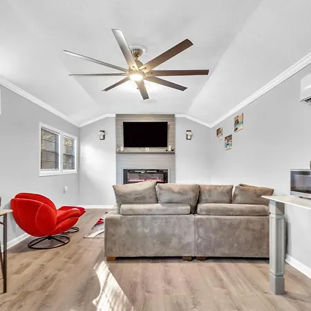 Spacious King Cottage-Mins From Downtown